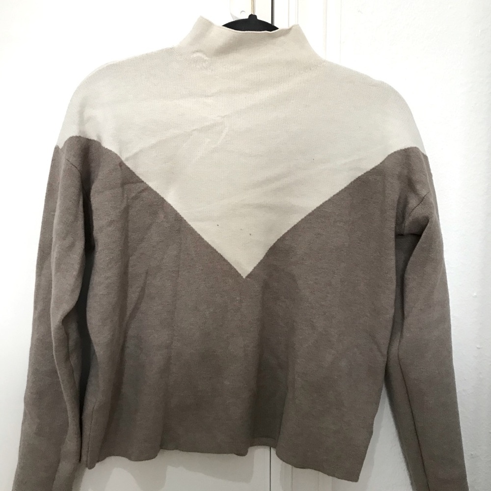 1 chevron double colored sweater.